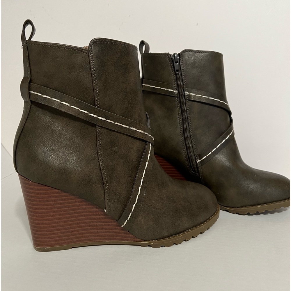Diba Womens Size 8.5M Heeled Brown Ankle Boot- Zip Up with White Stitching Trim.